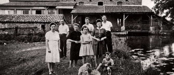 Famille Forest devant le Moulin de Coureau, Minoterie Forest, 1942